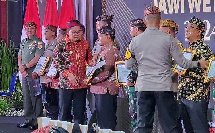 Serahkan Penghargaan APJW 2024, Pj Gubernur Jatim Ingatkan Ada Ujian Kedua, Pilkada