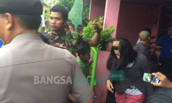 Pijat Sambil Telanjang, Panti Pijat di Bangsal Kediri Digerebek Warga Pijat Sambil Telanjang, Panti Pijat di Bangsal Kediri Digerebek Warga