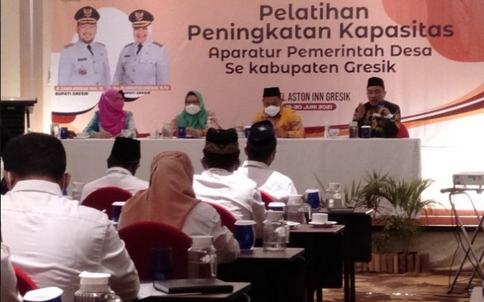 Kades dan Perangkat Desa Diberi Wejangan Bupati Gresik dan Ketua Dewan