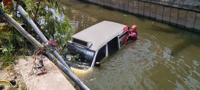 Hindari Pemotor, Feeder Wira Wiri Suroboyo Nyemplung Sungai di Gunung Anyar Hindari Pemotor, Feeder Wira Wiri Suroboyo Nyemplung Sungai di Gunung Anyar
