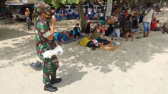 Babinsa Panceng Gresik Pantau Penerapan Prokes Wisatawan Pasir Putih Dalegan Babinsa Panceng Gresik Pantau Penerapan Prokes Wisatawan Pasir Putih Dalegan