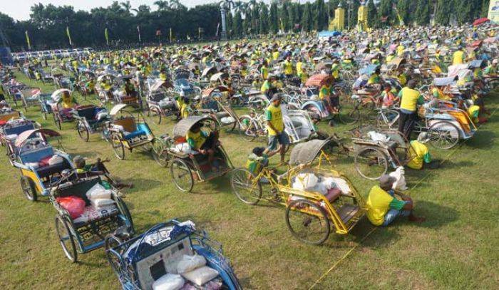 Ribuan Tukang Becak di Jombang Antre Terima Bantuan Sembako dari Pemkab