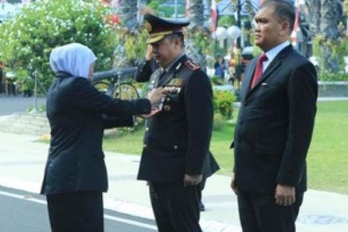 Hari Bhayangkara ke-77, Gubernur Khofifah Berikan Penghargaan kepada Perwira Polda Jatim