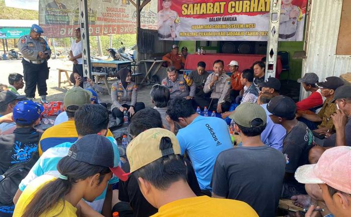 Kapolsek Sedati Bincang Kamtibmas dengan Warga Nelayan Kapolsek Sedati Bincang Kamtibmas dengan Warga Nelayan