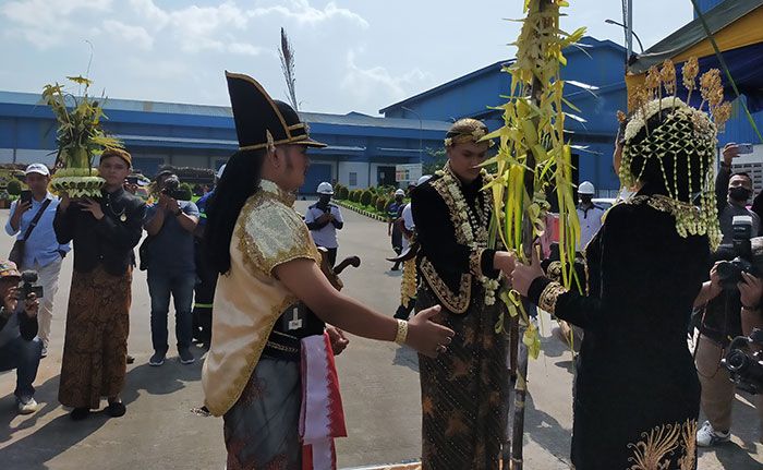 Tandai Pembukaan Musim Giling, PT RMI Blitar Gelar Tradisi Manten Tebu Tandai Pembukaan Musim Giling, PT RMI Blitar Gelar Tradisi Manten Tebu