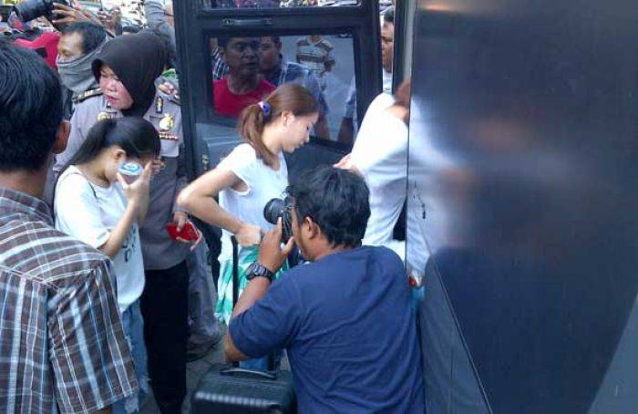 32 WNA Komplotan Penipuan Canggih Ditangkap di Surabaya 32 WNA Komplotan Penipuan Canggih Ditangkap di Surabaya