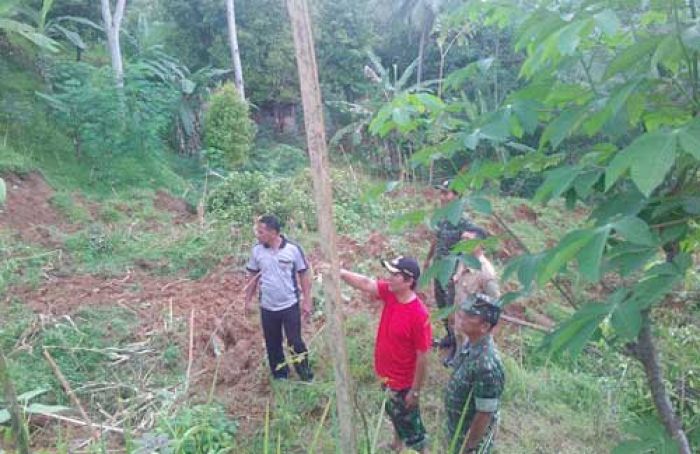 Retakan Tanah Kian Lebar, Warga Jurug, Ponorogo Mengungsi Retakan Tanah Kian Lebar, Warga Jurug, Ponorogo Mengungsi