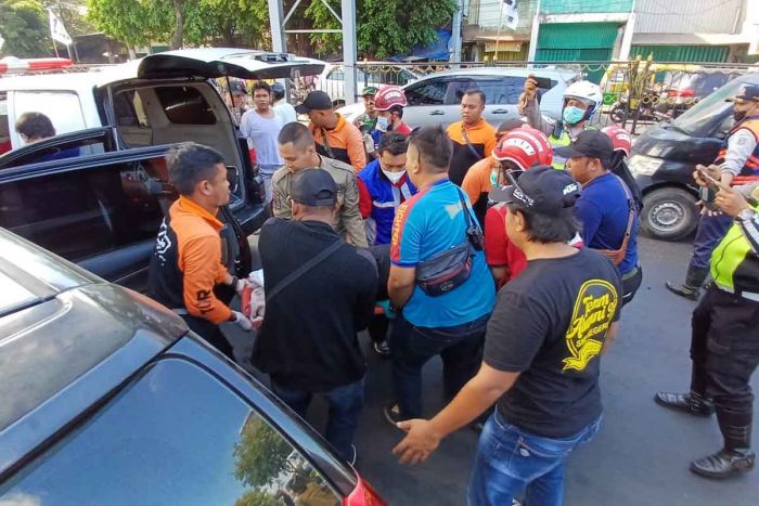 Toyota Avanza Tabrak Tiang JPO Wonokromo Surabaya, 1 Wanita Meninggal Dunia Toyota Avanza Tabrak Tiang JPO Wonokromo Surabaya, 1 Wanita Meninggal Dunia