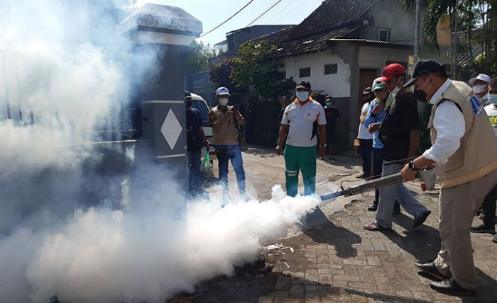 Ada Warga Terjangkit Demam Berdarah, BHS Gelar Fogging di Kwadengan Sidoarjo