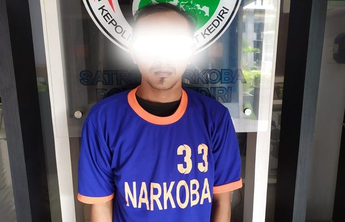 Edarkan Sabu, Pria Nambaan Ditangkap Buser Satresnarkoba Polres Kediri Edarkan Sabu, Pria Nambaan Ditangkap Buser Satresnarkoba Polres Kediri