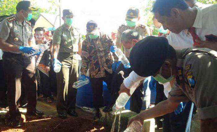 Polres Tuban Musnahkan Ribuan Liter Arak Siap Kirim Polres Tuban Musnahkan Ribuan Liter Arak Siap Kirim