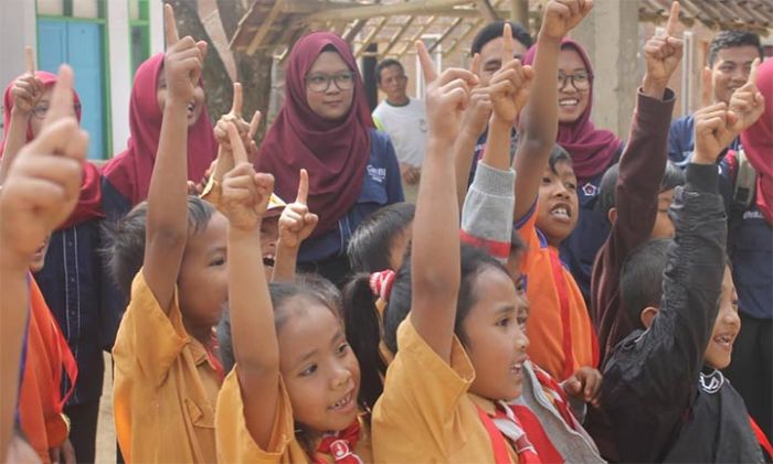 Perjuangan Siswa SDN Sucopangepok 5 Jember Menuju Sekolah, Harus Jalan 3 Km Lewati Perbukitan Perjuangan Siswa SDN Sucopangepok 5 Jember Menuju Sekolah, Harus Jalan 3 Km Lewati Perbukitan