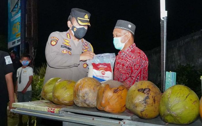 Patroli PPKM, Kapolresta Sidoarjo Sambil Masuk Perkampungan Salurkan Bansos Dampak Pandemi Covid-19