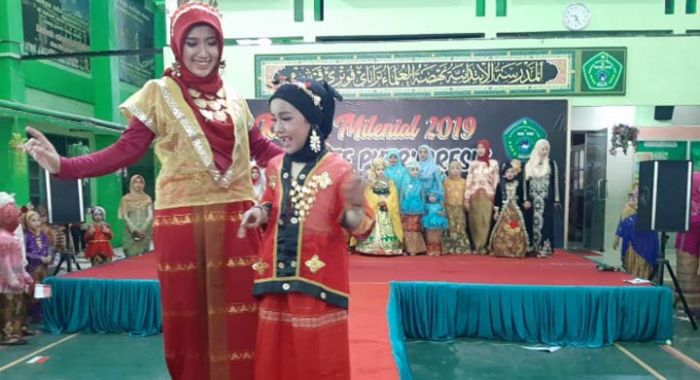 Serunya Kartinian Siswi MI NU Gresik: Lomba Fashion Show Bareng Ibu, Juri dari Luar Negeri