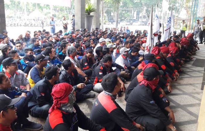 Harapan Buruh Gresik agar UMK 2017 Naik Jadi Rp 3,7 Juta Kandas Harapan Buruh Gresik agar UMK 2017 Naik Jadi Rp 3,7 Juta Kandas