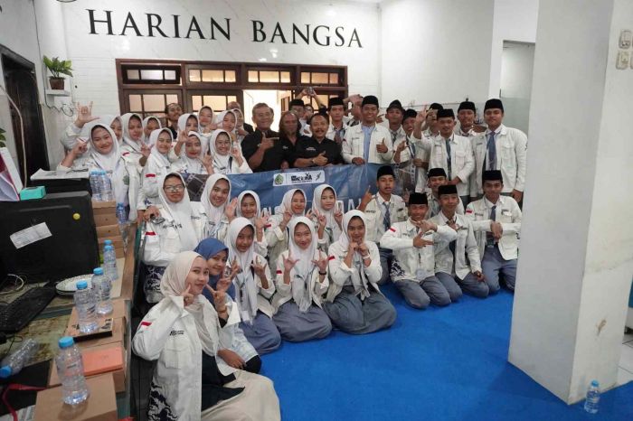 Kunjungi HARIAN BANGSA & BANGSAONLINE, Santri MBI Amanatul Ummah Bakat Jadi Jurnalis dan Novelis