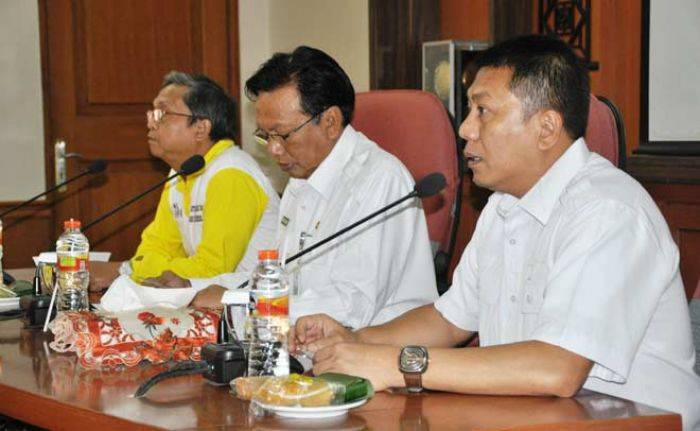 Bupati Gresik Minta Truk Pemuat Galian C Taati Aturan Bupati Gresik Minta Truk Pemuat Galian C Taati Aturan