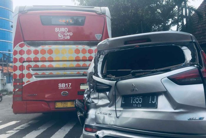 Alami Rem Blong, Bus Suroboyo Tabrak Mobil di Basuki Rahmat