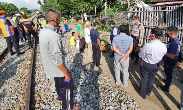 ​Nenek di Blitar Tewas Terserempet Kereta Api Saat Berjemur di Dekat Rel