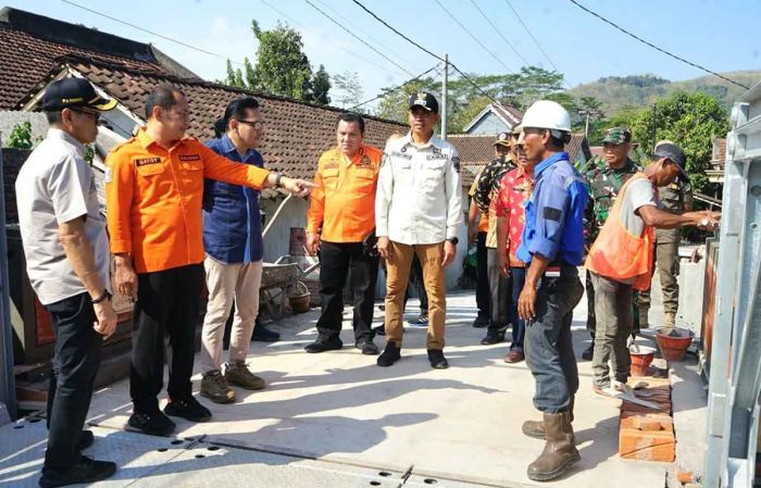Pj Bupati Tulungagung Apresiasi Gerak Cepat Tim Pemprov Jatim dalam Penanganan Jembatan Kalidawir Pj Bupati Tulungagung Apresiasi Gerak Cepat Tim Pemprov Jatim dalam Penanganan Jembatan Kalidawir