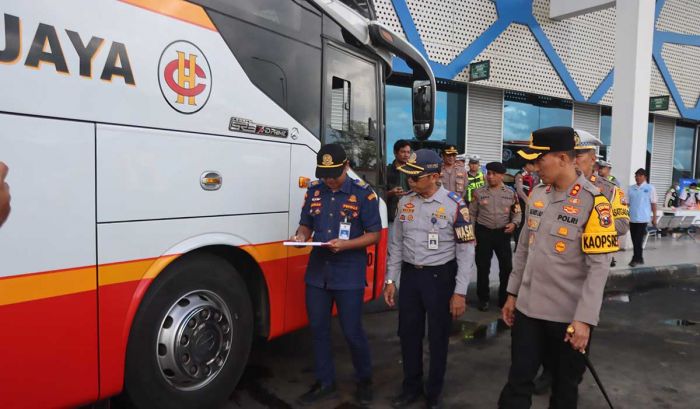 Ramp Check Angkutan Umum di Terminal Patria Blitar, Polisi Pastikan Kelaikan Kendaraan