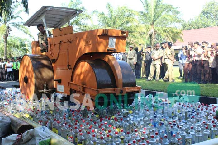 Polres Blitar Musnahkan Ribuan Botol Miras Hasil Operasi Pekat