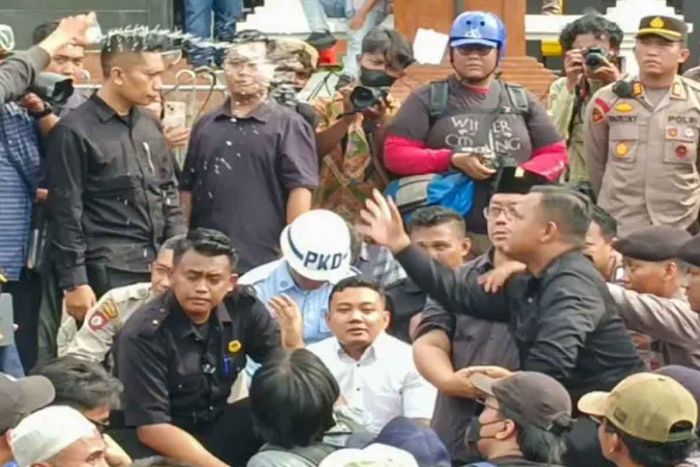 Dua Anggota DPRD Jatim Disiram Air oleh Pendemo saat Temui Massa Aksi ‘Indonesia Gelap’ Dua Anggota DPRD Jatim Disiram Air oleh Pendemo saat Temui Massa Aksi ‘Indonesia Gelap’