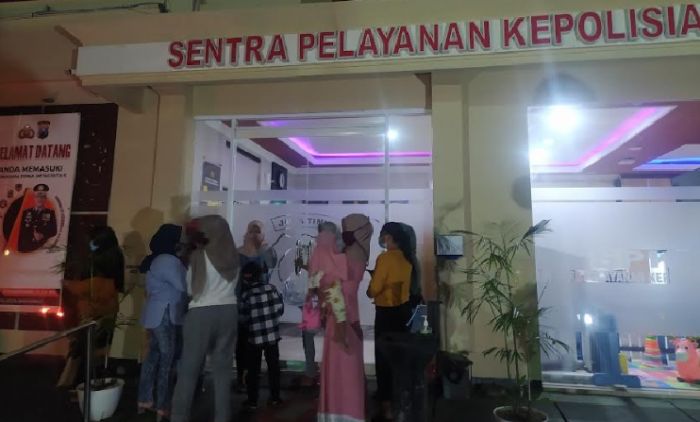 Sampai di Polresta Banyuwangi, Ibu-Ibu Korban Arisan Bodong Urung Melaporkan, Ini Sebabnya Sampai di Polresta Banyuwangi, Ibu-Ibu Korban Arisan Bodong Urung Melaporkan, Ini Sebabnya