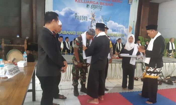 Babinsa Tandes Terima Cinderamata dari Guru Besar Pencak Silat Surabaya Babinsa Tandes Terima Cinderamata dari Guru Besar Pencak Silat Surabaya