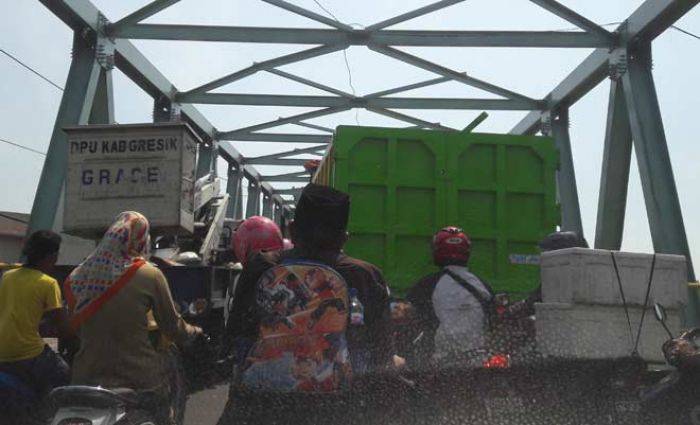 Perbaikan PJU Jembatan Sembayat Gresik Bikin Macet Panjang Perbaikan PJU Jembatan Sembayat Gresik Bikin Macet Panjang