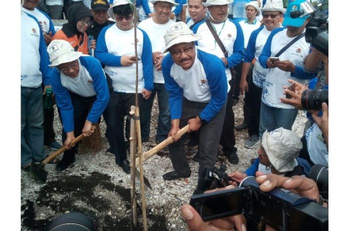 Gus Ipul Bersama Warga Pesisir Bersihkan Pantai Kenjeran