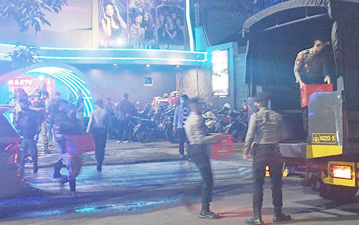 Razia Karaoke Rasa Sayang Bluefish, Petugas Sita Miras Ilegal dan Temukan Pengunjung Positif Narkoba Razia Karaoke Rasa Sayang Bluefish, Petugas Sita Miras Ilegal dan Temukan Pengunjung Positif Narkoba