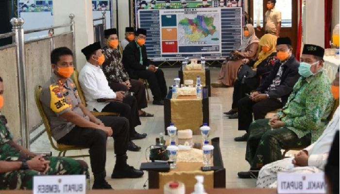 MUI Jember: Salat Jumat Diganti Salat Duhur, Salat Berjamaah Berjarak 1 Meter MUI Jember: Salat Jumat Diganti Salat Duhur, Salat Berjamaah Berjarak 1 Meter