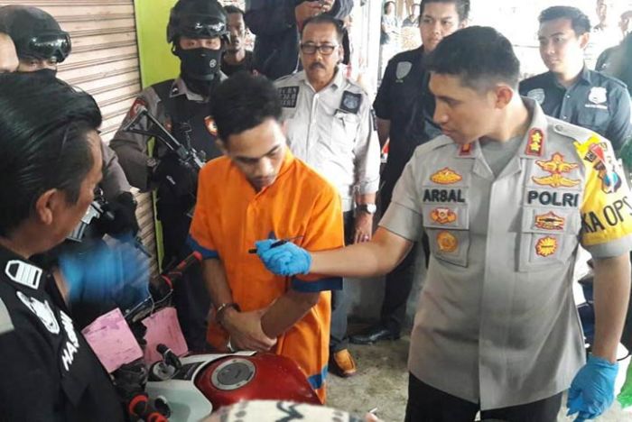 Sayembara: Masyarakat Bisa Tangkap Pelaku Begal, Kapolres Lumajang Berikan Hadiah Satu Bulan Gaji Sayembara: Masyarakat Bisa Tangkap Pelaku Begal, Kapolres Lumajang Berikan Hadiah Satu Bulan Gaji