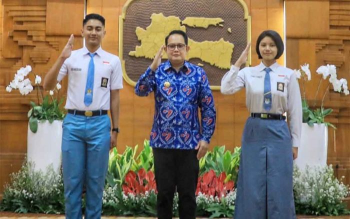 Pesan Pj Gubernur Jatim untuk 2 Pelajar Terpilih Sebagai Anggota Paskibraka Nasional Pesan Pj Gubernur Jatim untuk 2 Pelajar Terpilih Sebagai Anggota Paskibraka Nasional