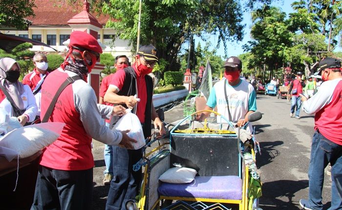 ​Ratusan Tukang Becak di Ngawi Terima Bantuan Paket Sembako
