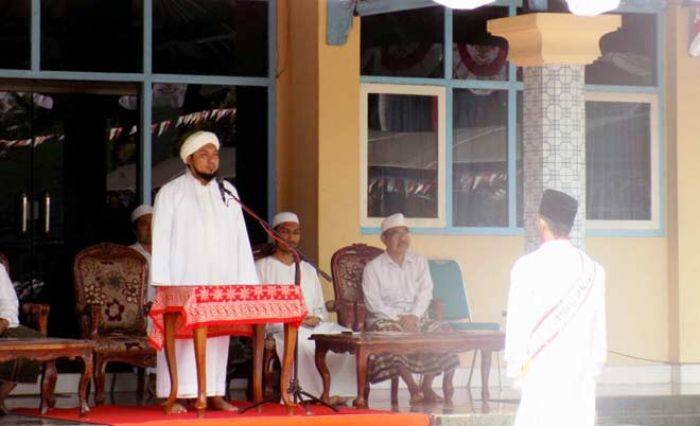 Pimpin Upacara HUT RI ke-71 di Pondok, Kiai Azaim Ibrahimy: Jangan Serahkan Negara Ini ke Koruptor Pimpin Upacara HUT RI ke-71 di Pondok, Kiai Azaim Ibrahimy: Jangan Serahkan Negara Ini ke Koruptor