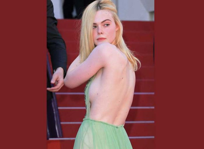 Alamak, Buah Dada Elle Fanning yang Mengintip Bikin Deg-deg Plas