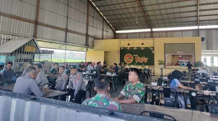 Somasi Diabaikan, Puluhan Orang Datangi Bebek Sinjay Karena Tak Kosongkan Lahan Somasi Diabaikan, Puluhan Orang Datangi Bebek Sinjay Karena Tak Kosongkan Lahan