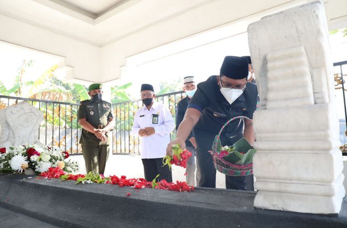 Peringatan Hari Jadi ke-163, Bupati Sidoarjo Ziarah ke Makam Pendahulunya Peringatan Hari Jadi ke-163, Bupati Sidoarjo Ziarah ke Makam Pendahulunya