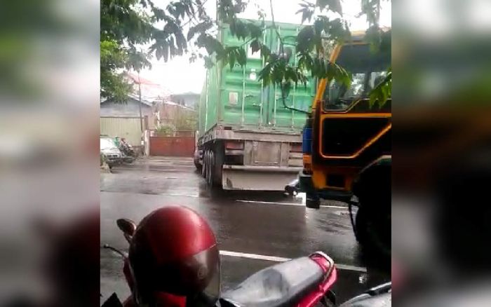 Kerap Timbulkan Laka Lantas, Gudang Semen di Sukomanunggal Dikeluhkan Warga Kerap Timbulkan Laka Lantas, Gudang Semen di Sukomanunggal Dikeluhkan Warga