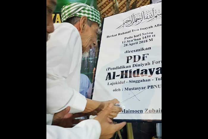 KH. Maimun Zubair Resmikan PDF di Tuban KH. Maimun Zubair Resmikan PDF di Tuban