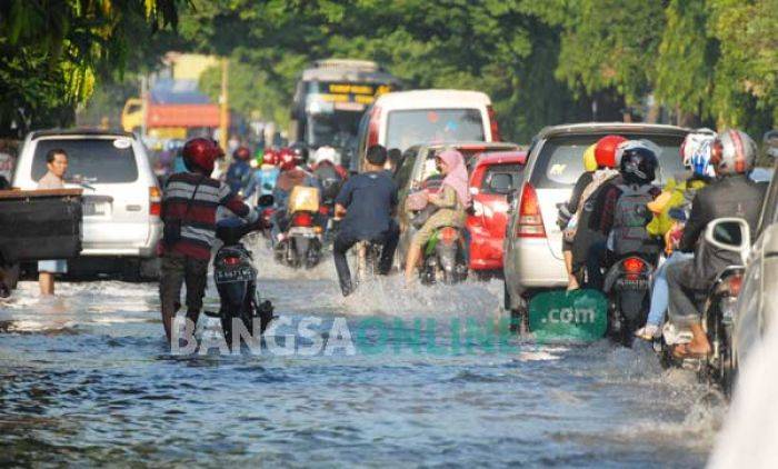 Jalur Kertosono-Surabaya Lumpuh, Gara-gara Banjir Jombang