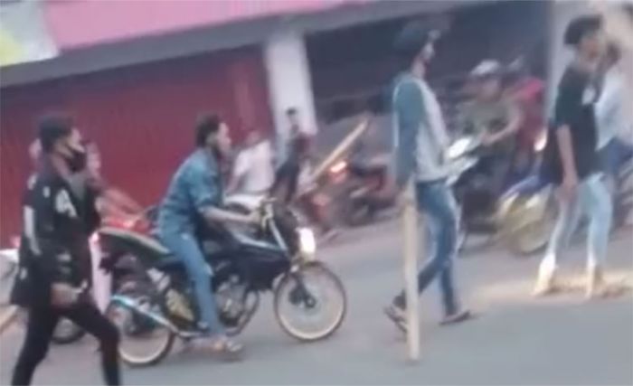 ​Terekam CCTV, Dua Kelompok Pemuda di Kota Probolinggo Terlibat Tawuran