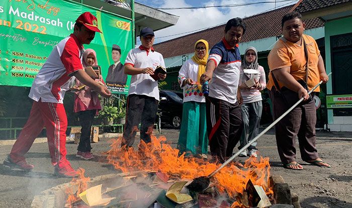 Habis Masa Berlaku, Kemenag Kota Blitar Musnahkan Belasan Ribu Buku Nikah Habis Masa Berlaku, Kemenag Kota Blitar Musnahkan Belasan Ribu Buku Nikah