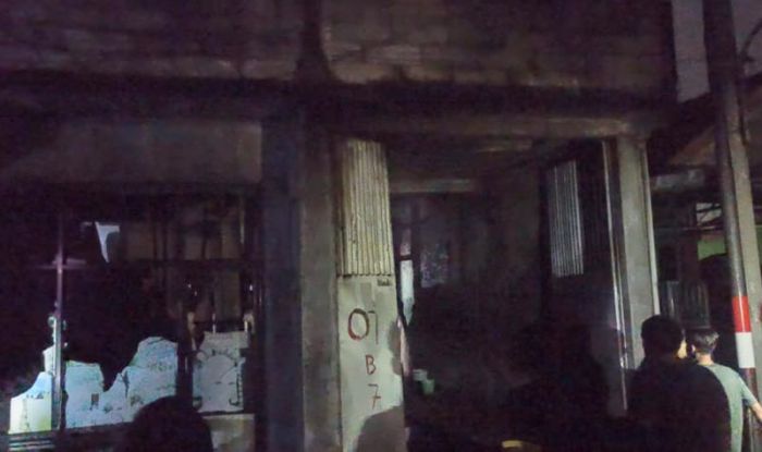 Gudang Penyimpanan Tenda Pernikahan di Sidoarjo Terbakar Gudang Penyimpanan Tenda Pernikahan di Sidoarjo Terbakar