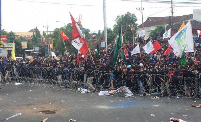 Eks Aktivis 1998 Ikut Demo Bersama Mahasiswa Tolak UU Ciptaker: UU Ini Juga Menentukan Nasib Kalian Eks Aktivis 1998 Ikut Demo Bersama Mahasiswa Tolak UU Ciptaker: UU Ini Juga Menentukan Nasib Kalian