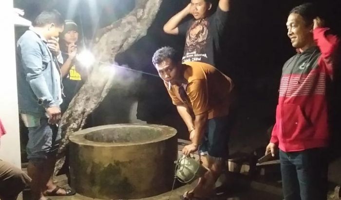 Air Sumur di Halaman Makam Prambon Sidoarjo Keluarkan Asap dan Panas, Warga Berebut Ambil Airnya Air Sumur di Halaman Makam Prambon Sidoarjo Keluarkan Asap dan Panas, Warga Berebut Ambil Airnya