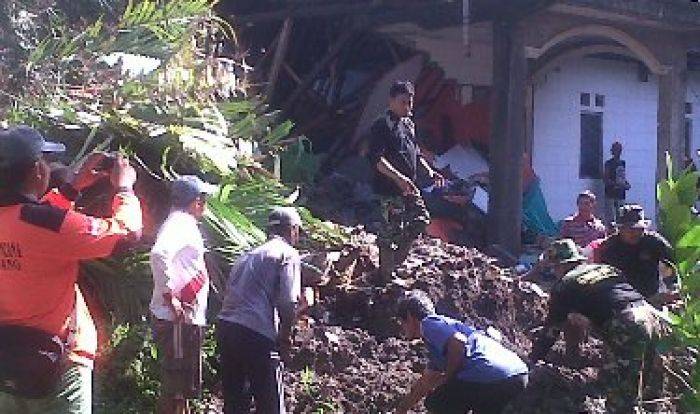 Longsor Terjang Lumajang, 6 Rumah Tertimbun Longsor Terjang Lumajang, 6 Rumah Tertimbun