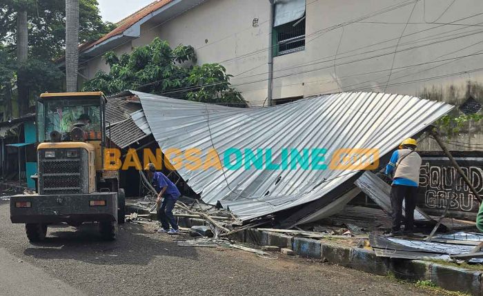 Diduga Jual Miras dan Sediakan Wanita Penghibur, Warkop di Area Stadion Gelora Bangkalan Dirobohkan Diduga Jual Miras dan Sediakan Wanita Penghibur, Warkop di Area Stadion Gelora Bangkalan Dirobohkan